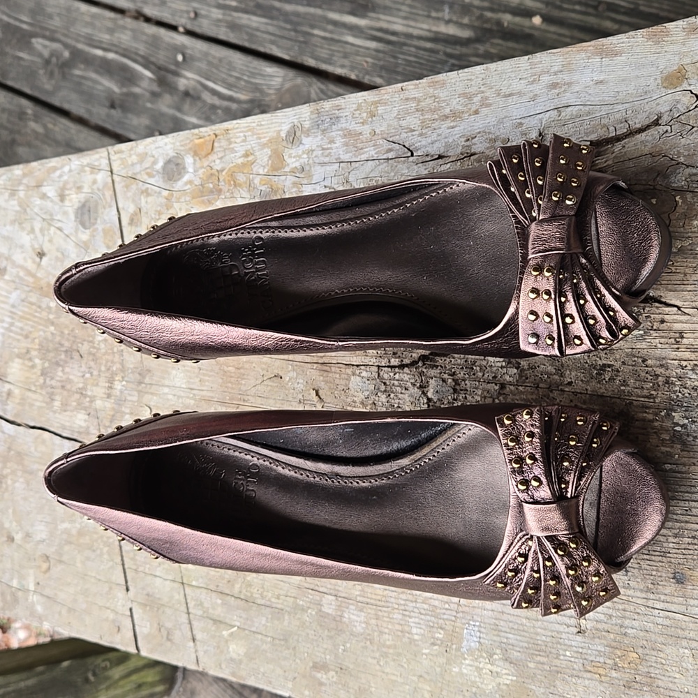 VINCE CAMUTO. Metallic Bronze Peep-Toe Heels with Studded Bow. Size 6B.